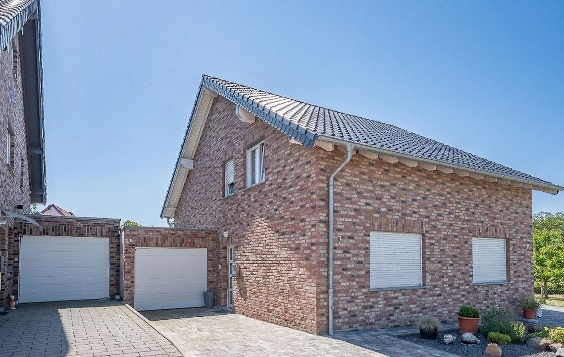 Lichtdurchflutete Dachgeschosswohnung auf 80 m² mit Wohlfühlbalkon, eigenem Eingang und Garage