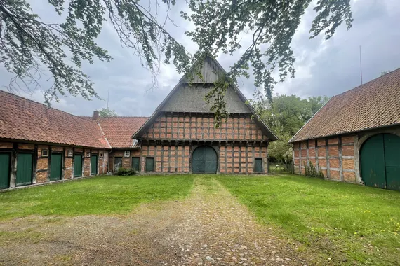 85 ha Fachwerkhof / Gutshof mit Eigenjagd