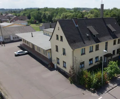 Vielseitig nutzbar – Top-gepflegtes 5-Parteienhaus mit angrenzender Halle von 775 m² in Buchholz!