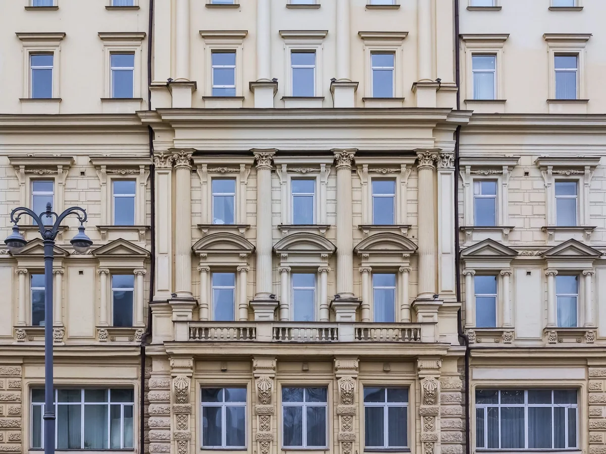 Fassade eines klassischen Altbaus mit Stuckverzierungen