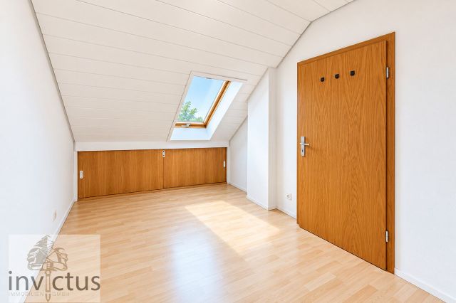 Kinderzimmer / Büro im DG