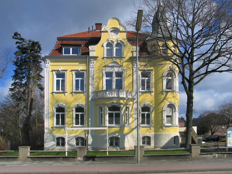 denkmal-03 Gelbe Gründerzeitvilla mit weißem Stuck, Erker, Balkon und geschwungenem Giebel