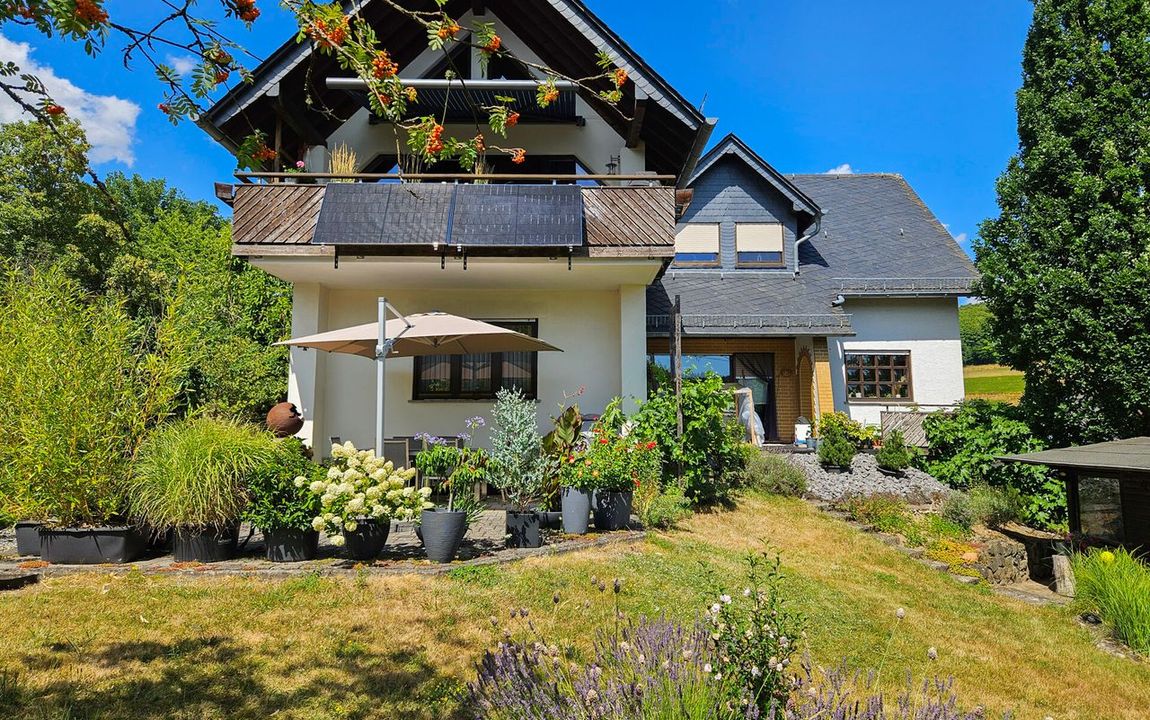 Zweifamilienhaus auf großem Grundstück mit unverbaubarem Fernblick – nahe Montabaur!