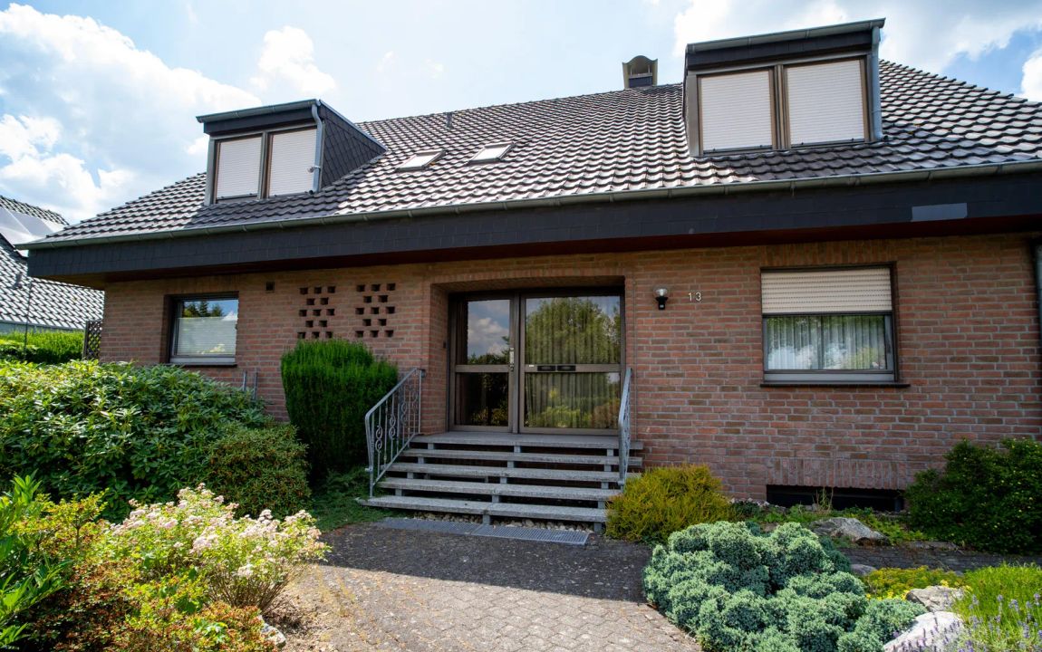 Freistehendes Zweifamilienhaus mit großzügigem Raumangebot in Kleve‑Materborn