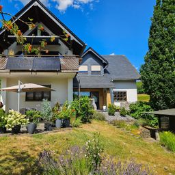 Zweifamilienhaus auf großem Grundstück mit unverbaubarem Fernblick – nahe Montabaur!