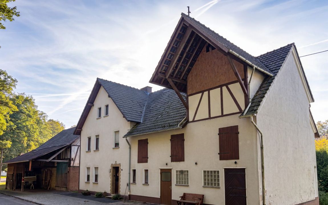 Renovierungsbedürftiges Einfamilienhaus mit 3000 m² Weidefläche in ruhiger Lage der VG Altenkirchen!