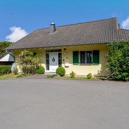 Großzügiges Einfamilienhaus im Landhausstil mit grüner Fernsichtlage