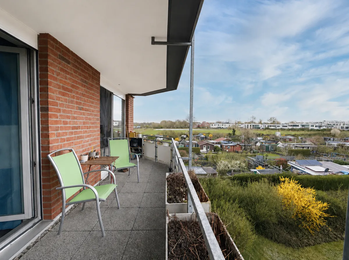 Der großzügige Balkon mit Zugang von beiden Wohnräumen