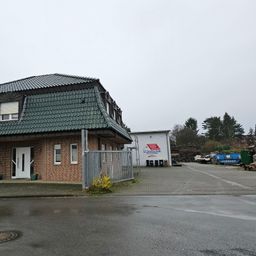 Attraktives Wohnhaus mit 299 m² Lagerhalle im Gewerbegebiet.
