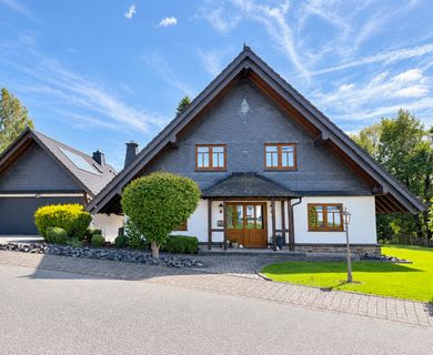 Besondere Architektur trifft großzügiges Wohnen – Einfamilienhaus mit Pool, Nebengebäude uvm.!