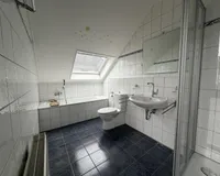 Badezimmer mit Wanne...