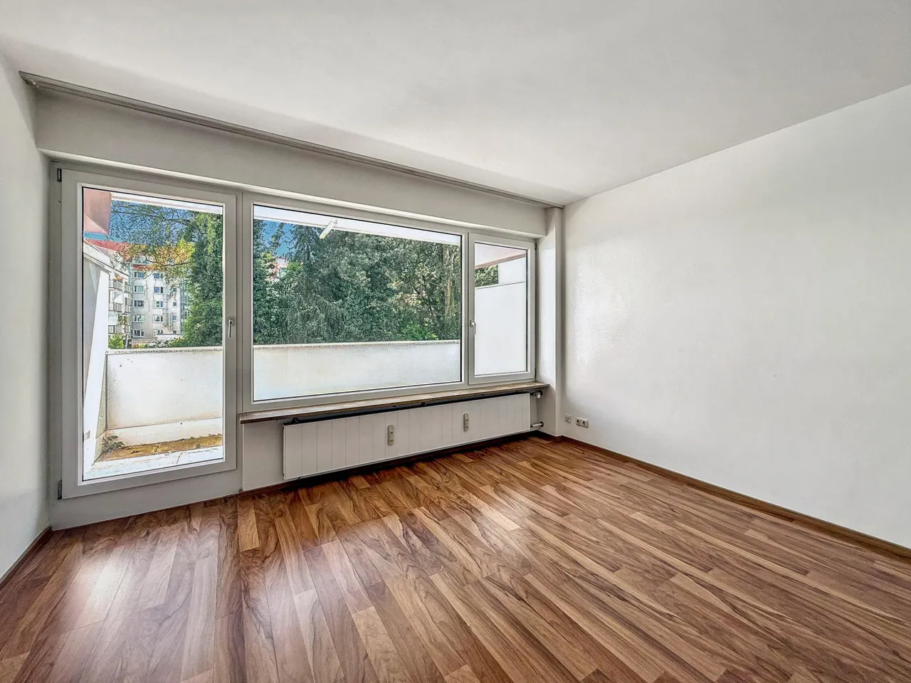 Wohn-/Schlafbereich mit Balkon