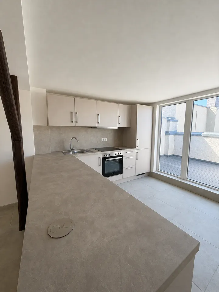 Küche Gutenbenbergsraße mit Blick auf den Balkon