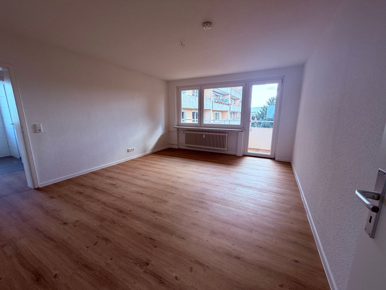 Großzügige 4-Zimmer-Wohnung mit Balkon nach Komplettsanierung - Foto 1