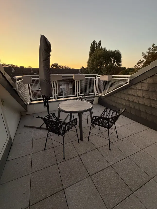 Eyecatcher Loggia! Top gepflegte Dachgeschosswohnung mit Wohlfühlcharakter in Flüren