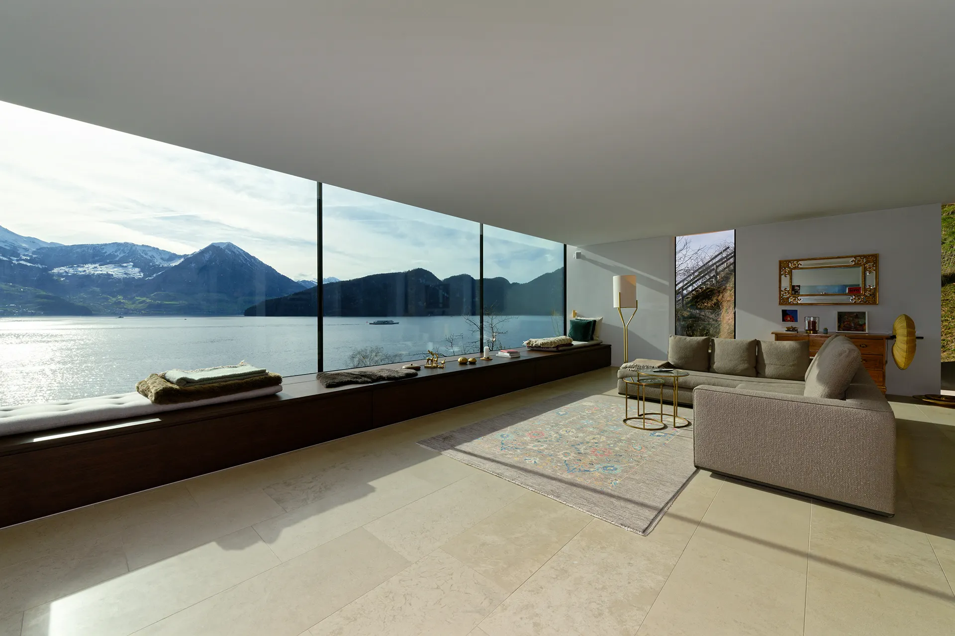 Wohnraum mit Panoramafenster und Seeblick