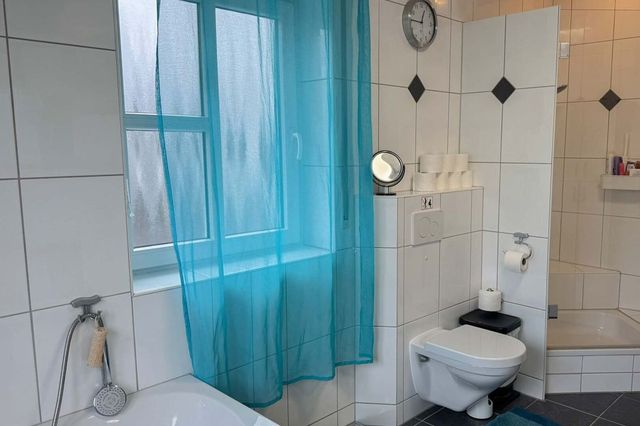 Tageslichtbad mit Dusche und Wanne OG 