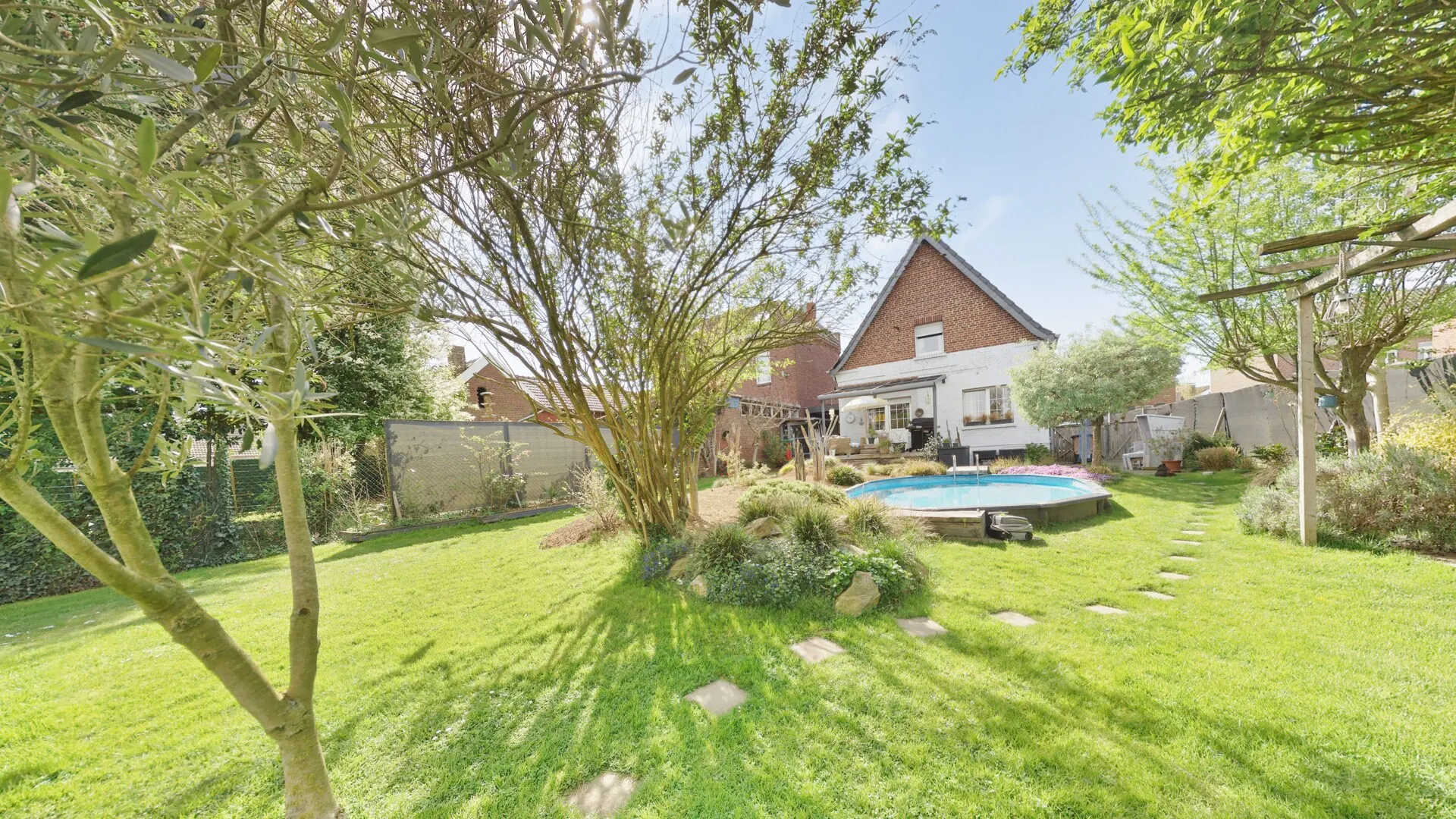 103 m² Wohnfläche auf 1.208 m² Grundstück – Einfamilienhaus mit Pool & großem Garten in ruhiger Lage