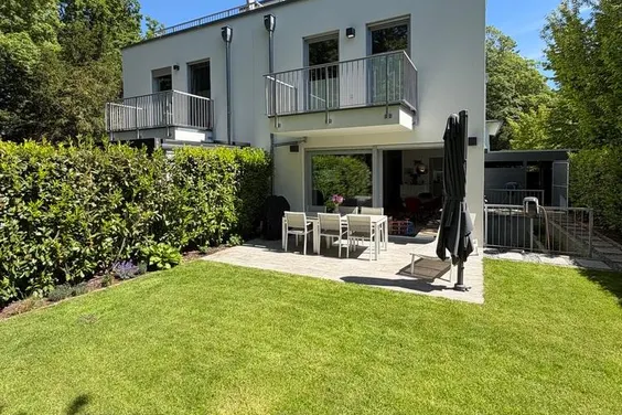 Exklusive, möblierte Doppelhaushälfte mit Garten & Dachterrasse