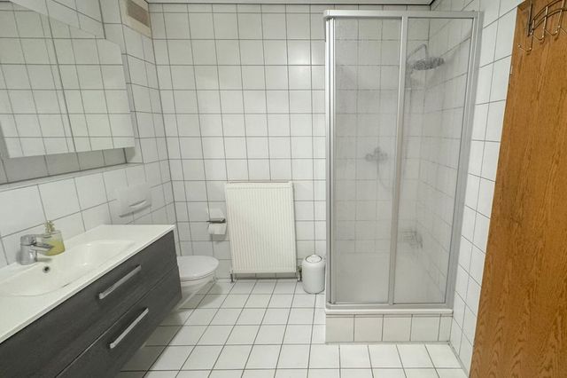 Bad mit Dusche und Wanne