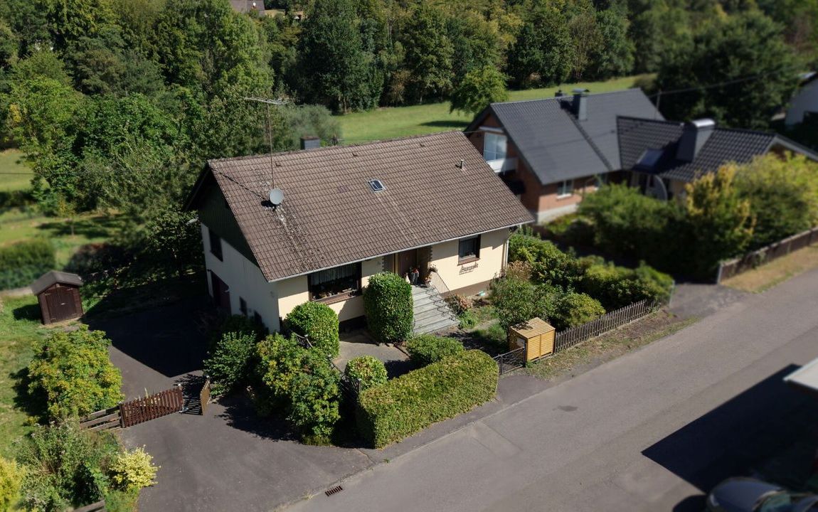 Gemütliches Einfamilienhaus mit Kamin und großem Grundstück in naturnaher Lage!