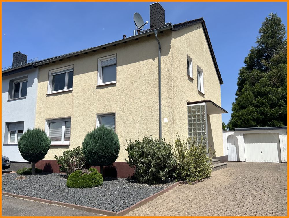 Straßenansicht mit Garage