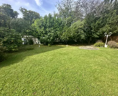 FREISTEHENDES EIN-/ZWEIFAMILIENHAUS MIT ZWEI GARAGEN