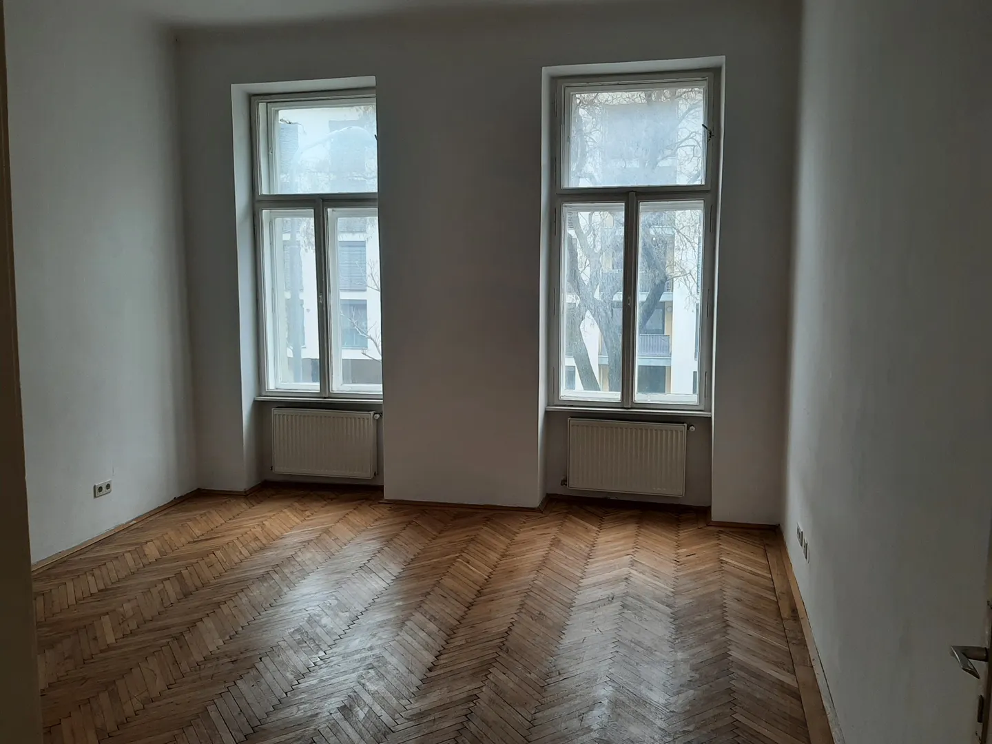 STILALTBAU/UNBEFRISTET/U3-NÄHE: 65 m2, 2 getrennte Zimmer, Einbauküche, Wannenbad, Gesamtmiete 799,--
