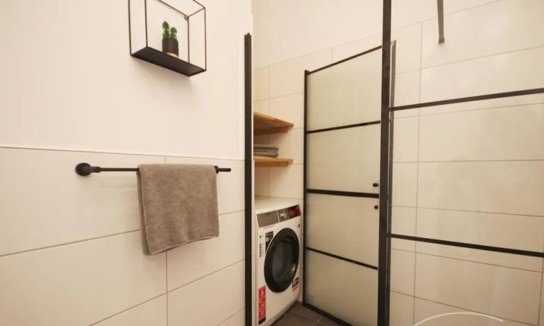 Duschbad mit Waschtrockner/  Kombi
