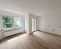 Wohnzimmer mit offener Küche