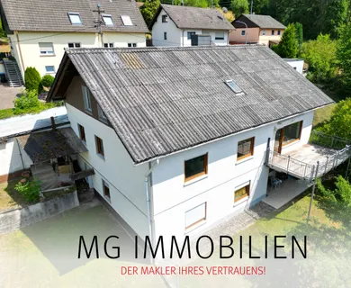 Großzügiges Einfamilienhaus mit vermieteter Einliegerwohnung, Doppelgarage und idyllischem Garten