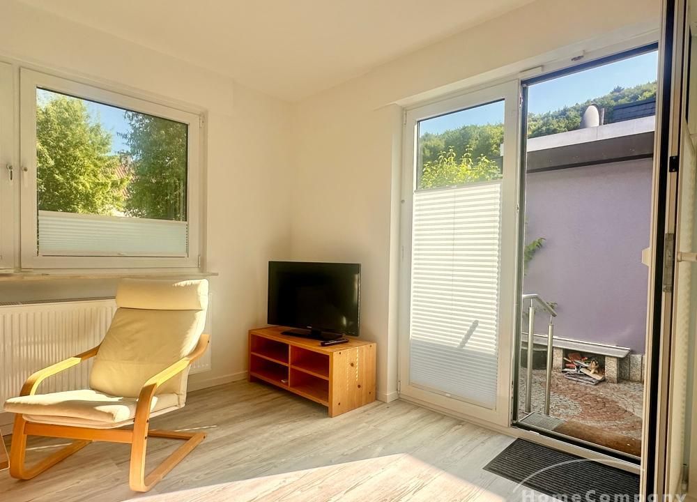 Wohnzimmer mit Zugang zur Terrasse