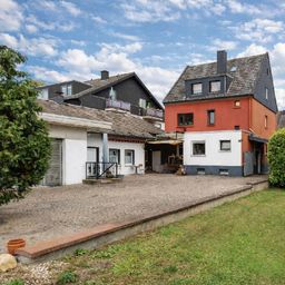 Kapitalanlage mit Entwicklungspotenzial: 2-3-Familienhaus + Nebengebäude