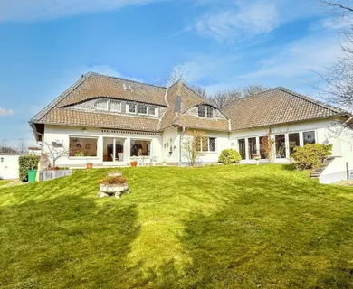 GROSSZÜGIGES EINFAMILIENHAUS MIT SCHWIMMBAD IN KREFELD-KLIEDBRUCH!