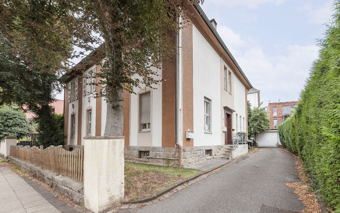 Mit Erbpacht: Zweifamilienhaus mit zwei Eingängen sowie tollem Garten und Garage in beliebter Lage