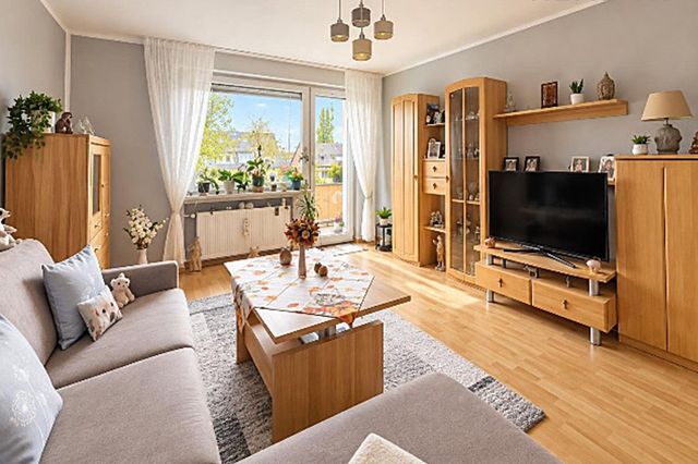 Wohnzimmer mit Balkonzugang