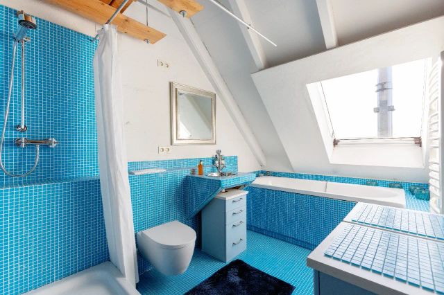 Dusch- und Wannenbad im DG