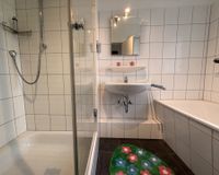 Bad mit Dusche und Wanne