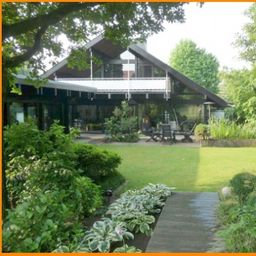 Wohntraum in Holz und Glas von HUF