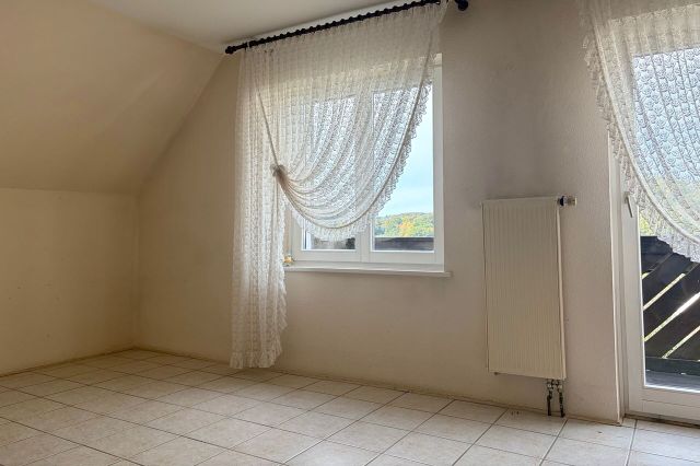 Schlafzimmer mit Zugang zum Balkon (DG)
