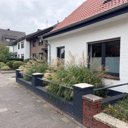 Attraktive und umfassend modernisierte Doppelhaushälfte mit schönem Garten