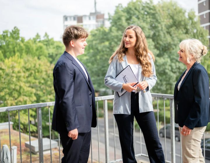 Kundengespräch mit der Kundin zur neuen Immobilie