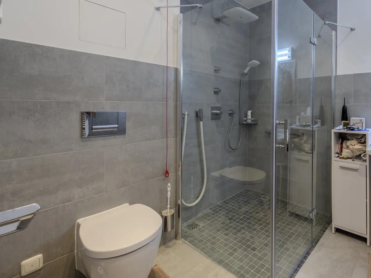 Großes Badezimmer mit Dusche