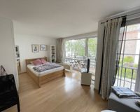 Blick in das Zimmer mit Balkon