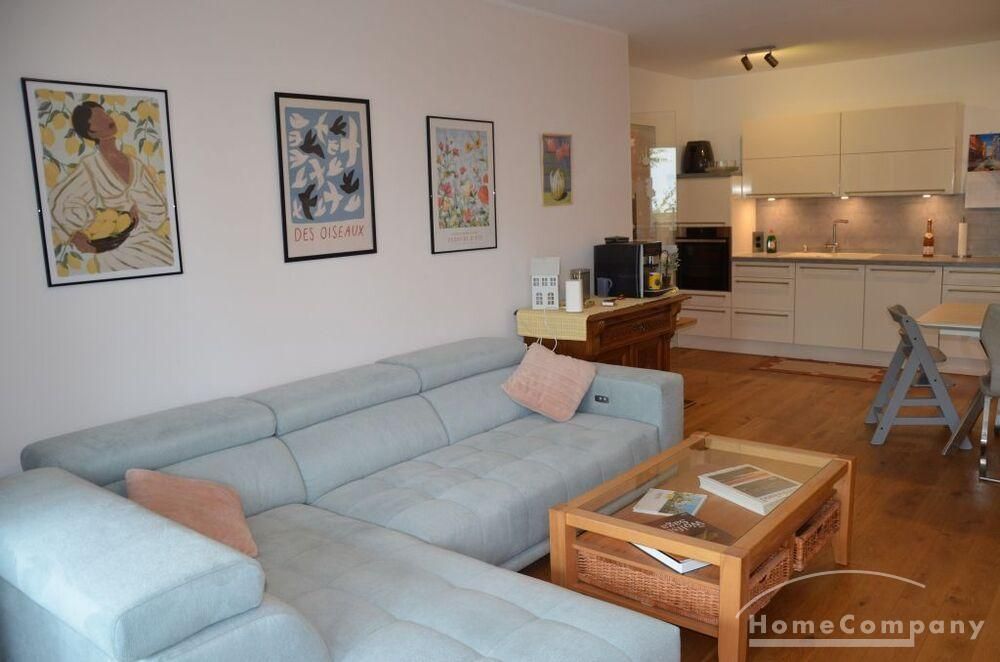 Gro&szlig;es Wohnzimmer mit neuem Sofa und Blick auf die K&uuml;che