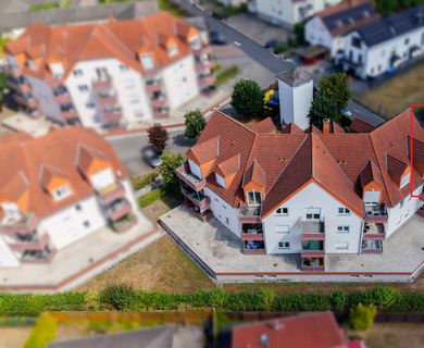 Eigennutzung oder Kapitalanlage! Helle freistehende Eigentumswohnung mit Dachterrasse und Fernblick!