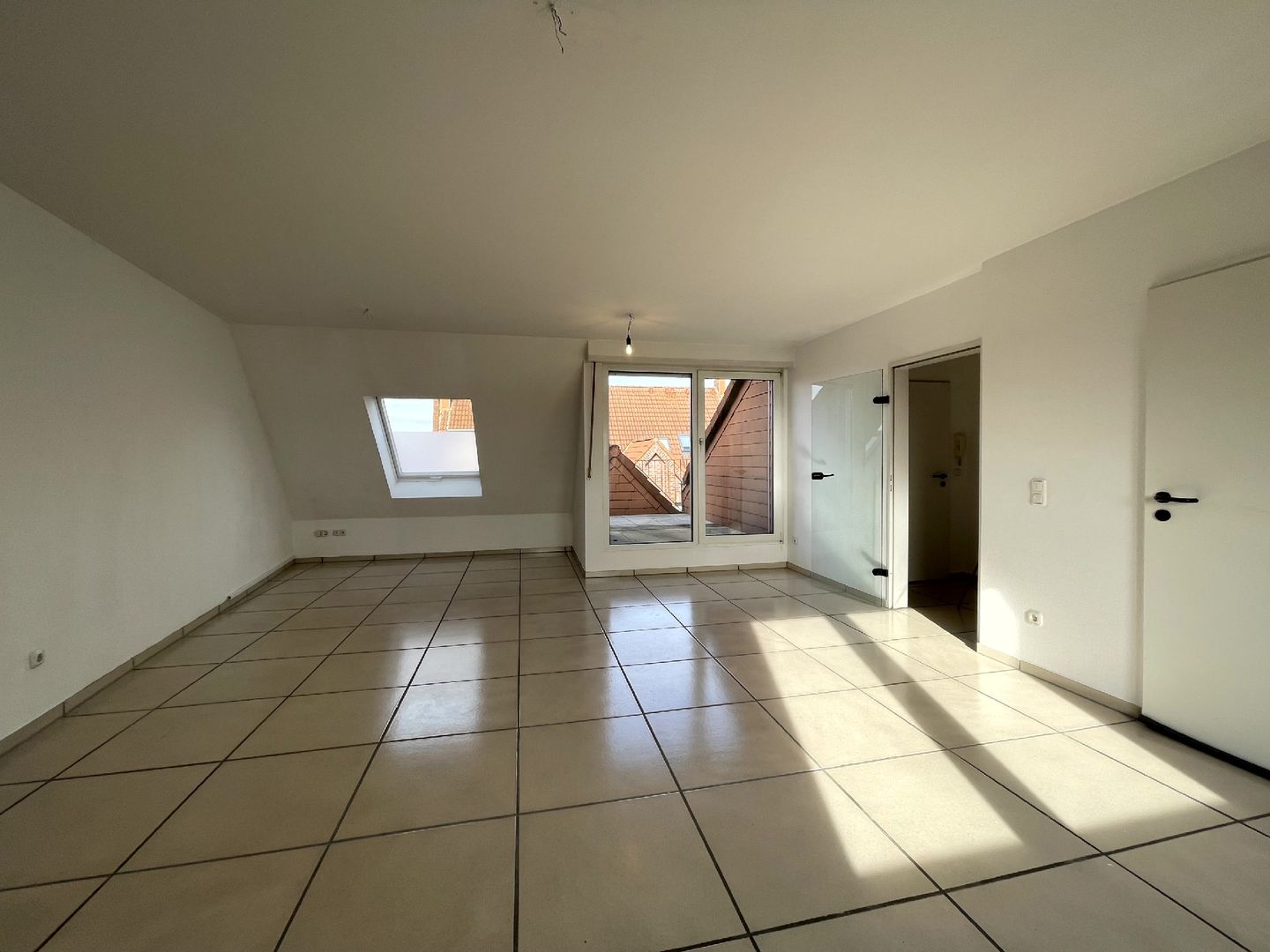 GROßZÜGIGE 3-ZIMMER WOHNUNG MIT BALKON IN KORSCHENBROICH ZU MIETEN! - Photo 2