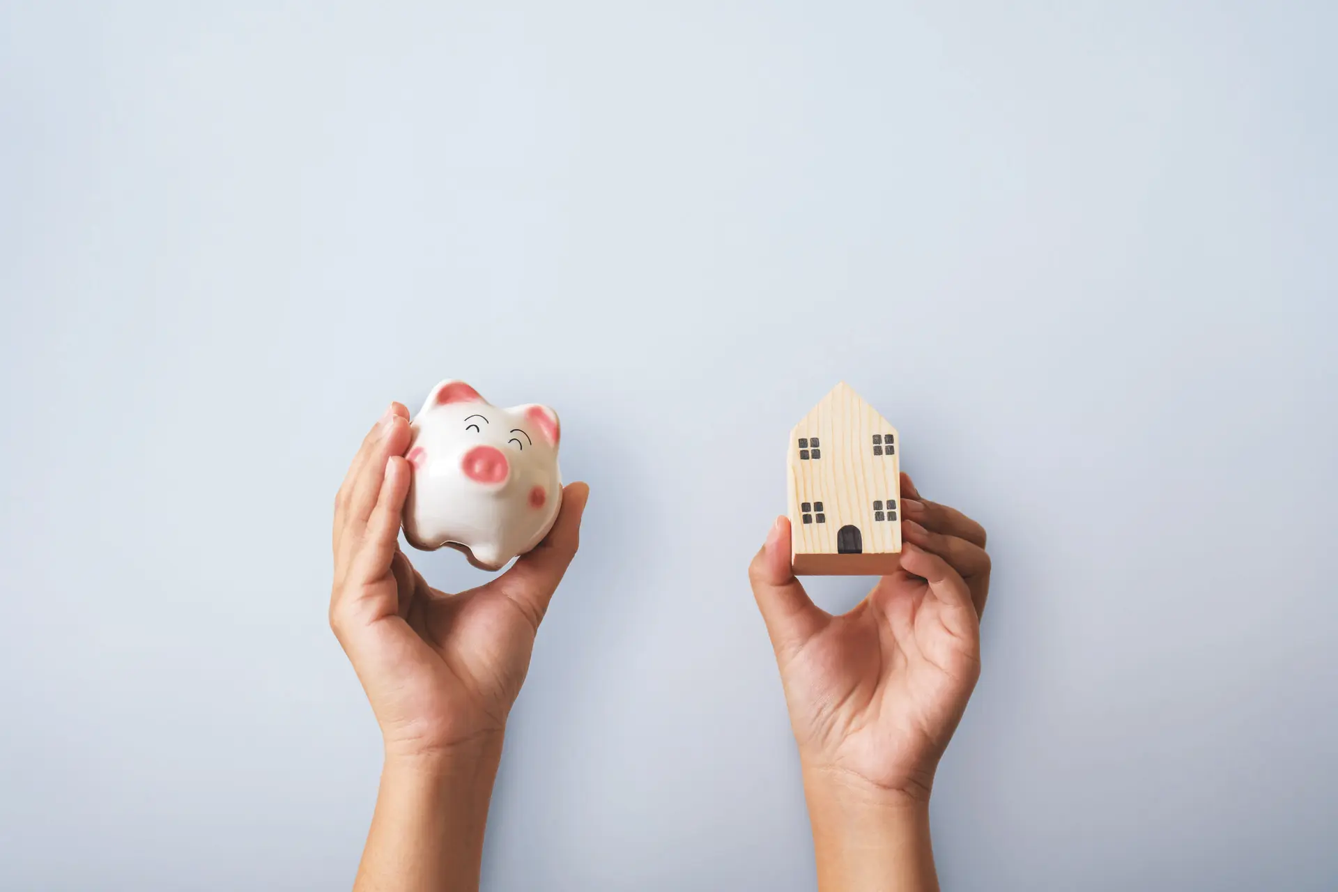 hands-holding-piggy-bank-small-wooden-house-concept-savings-property-investment_ret__ Immobilie verkaufen