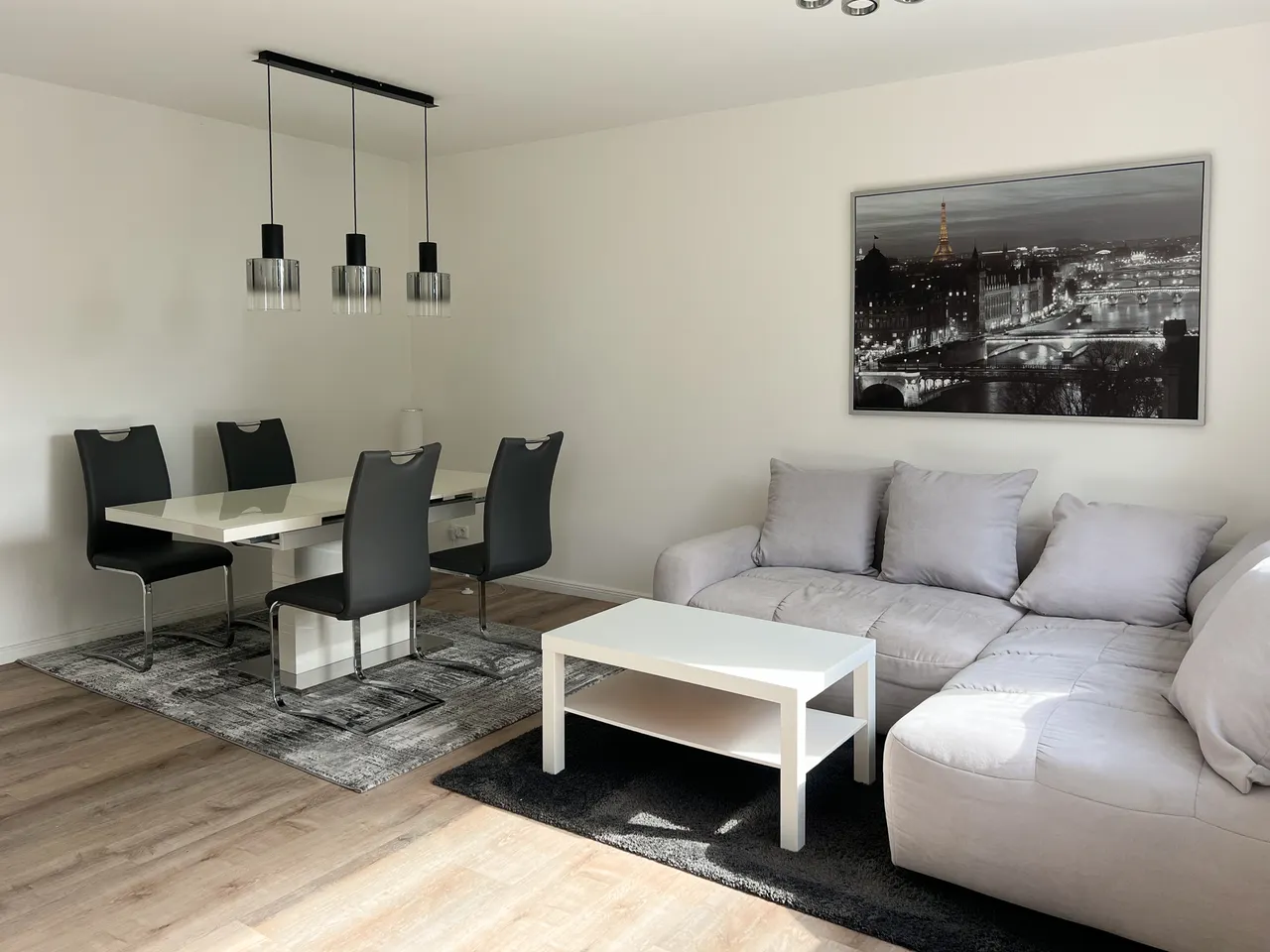 Geräumiges Wohnzimmer