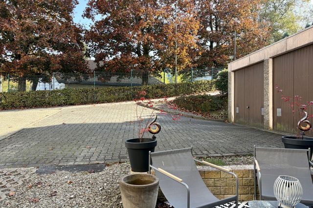 Terrasse Wohnung KG und Bereich hinter dem Haus